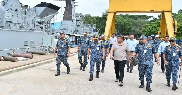 নৌবাহিনীর স্থাপনা পরিদর্শনে প্রধানমন্ত্রীর প্রতিরক্ষা উপদেষ্টা